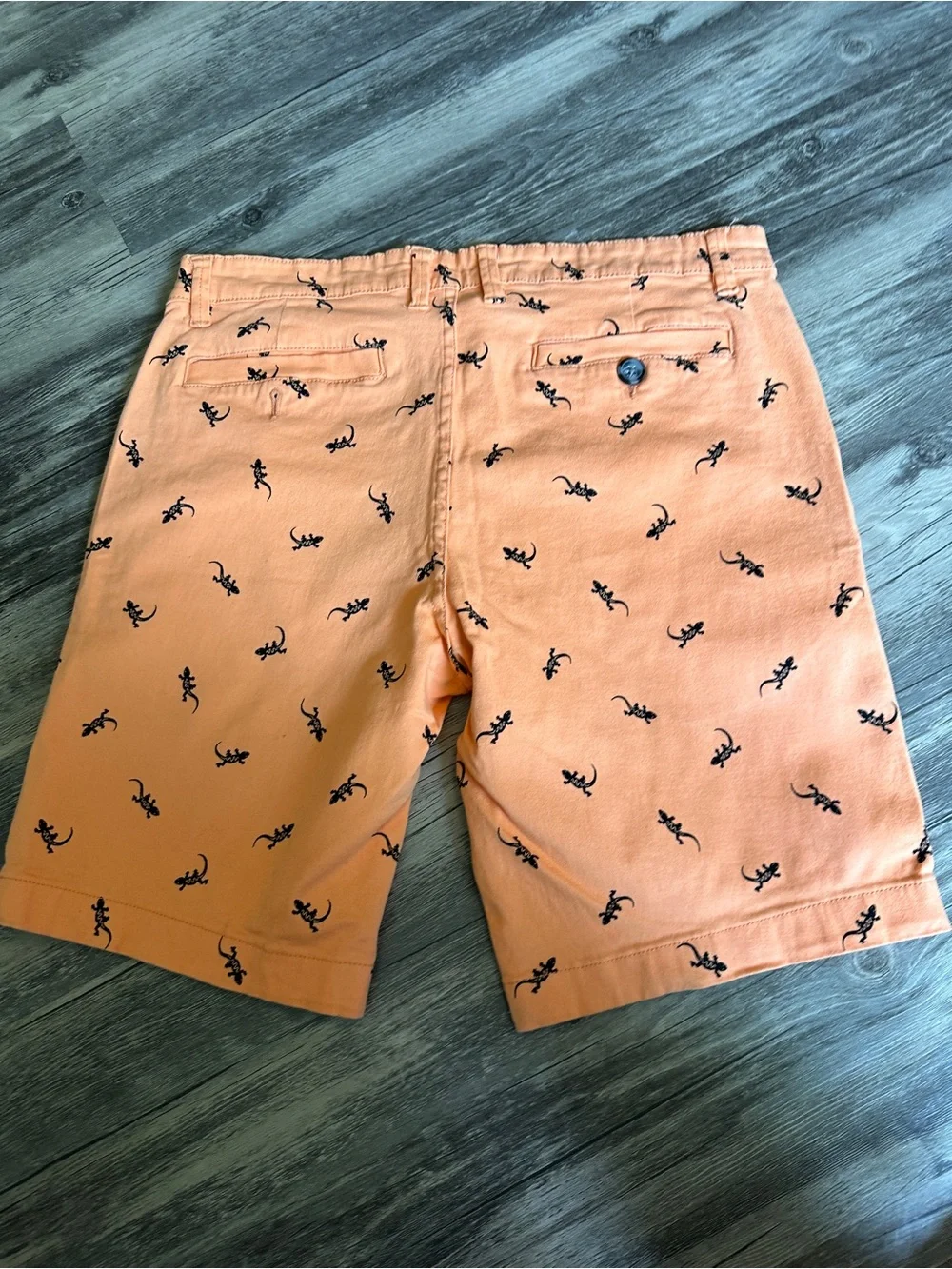 Peach Flat-Front Shorts with Navy Lizard Print size 32